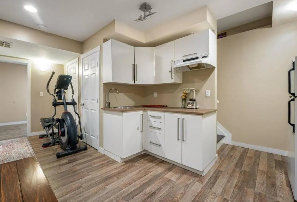 Private & Beautifully Finished Basement Suite, Sw Edmonton Apartment